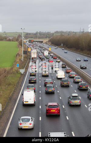 Treiber stellen mehr Warteschlangen auf Autobahnen des Landes, UK. Autofahrer sitzen im stehenden Verkehr auf Autobahn M42, Midlands. Verkehrsbehinderungen auf der britischen Autobahn. Stockfoto