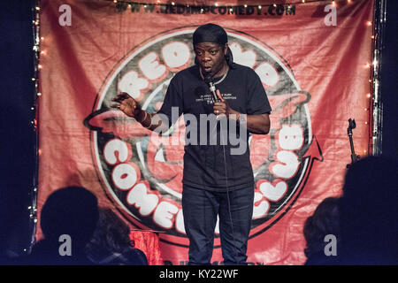 Komiker Stephen K. Amos durchführen an den Roten Imp Comedy Club die Schaffung von Schauspieler Susan Murray der Hosts, die Nacht in der Rose und Crown Pub Walthamstow. Die Nacht ist so etwas wie eine lokale Institution. Stockfoto