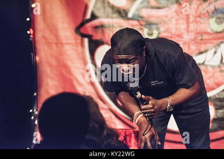 Komiker Stephen K. Amos durchführen an den Roten Imp Comedy Club die Schaffung von Schauspieler Susan Murray der Hosts, die Nacht in der Rose und Crown Pub Walthamstow. Die Nacht ist so etwas wie eine lokale Institution. Stockfoto