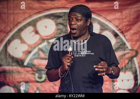 Komiker Stephen K. Amos durchführen an den Roten Imp Comedy Club die Schaffung von Schauspieler Susan Murray der Hosts, die Nacht in der Rose und Crown Pub Walthamstow. Die Nacht ist so etwas wie eine lokale Institution. Stockfoto