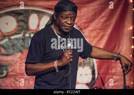 Komiker Stephen K. Amos durchführen an den Roten Imp Comedy Club die Schaffung von Schauspieler Susan Murray der Hosts, die Nacht in der Rose und Crown Pub Walthamstow. Die Nacht ist so etwas wie eine lokale Institution. Stockfoto