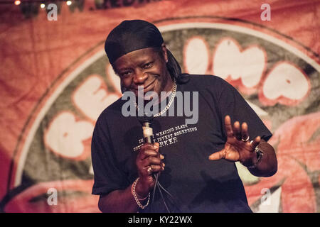 Komiker Stephen K. Amos durchführen an den Roten Imp Comedy Club die Schaffung von Schauspieler Susan Murray der Hosts, die Nacht in der Rose und Crown Pub Walthamstow. Die Nacht ist so etwas wie eine lokale Institution. Stockfoto