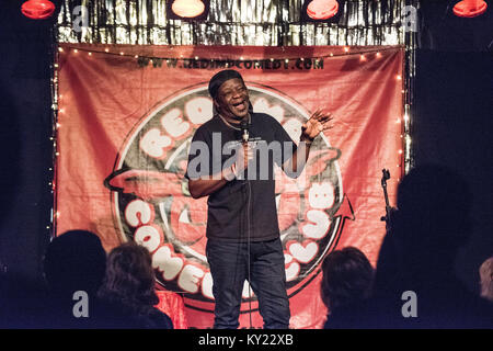 Komiker Stephen K. Amos durchführen an den Roten Imp Comedy Club die Schaffung von Schauspieler Susan Murray der Hosts, die Nacht in der Rose und Crown Pub Walthamstow. Die Nacht ist so etwas wie eine lokale Institution. Stockfoto