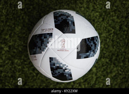 Offiziellen Spielball für die FIFA Fußball-Weltmeisterschaft 2018. Adidas Telstar Fußball. Stockfoto