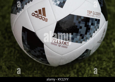 Offiziellen Spielball für die FIFA Fußball-Weltmeisterschaft 2018. Adidas Telstar Fußball. Stockfoto
