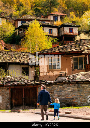Kovachevica Dorf im Herbst, Rhodopen Gebirge, Bulgarien Stockfoto
