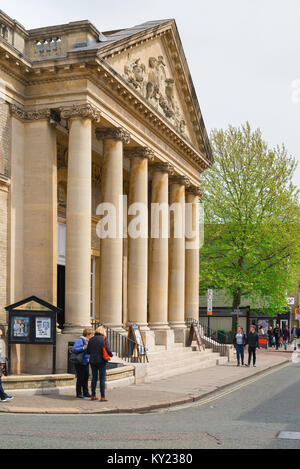 Bury St Edmunds Corn Exchange, Blick auf den Portikus des von Robert Adam entworfenen Corn Exchange-Gebäudes in Bury St Edmunds, Suffolk, England, Großbritannien. Stockfoto