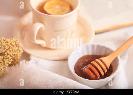 Nachmittags Tee Zeremonie, weißen Farben, Kräuter, Makro Kaffee Hintergrund Stockfoto