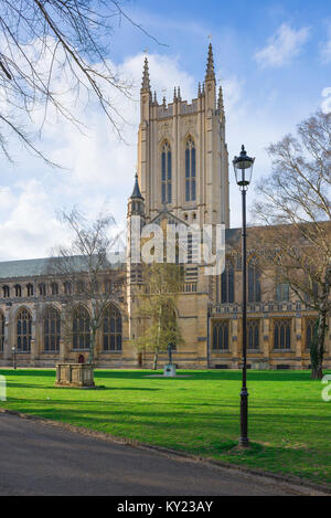 Kathedrale Bury St Edmunds, Blick über das Cathedral-Gelände in Richtung der St. Edmundsbury Kathedrale aus dem 16. Jahrhundert in Bury St Edmunds, Suffolk, Großbritannien Stockfoto