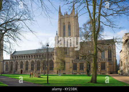 Bury St Edmunds Kathedrale, Blick auf die Kathedrale auf dem Weg ins 16. Jahrhundert St. Edmundsbury Cathedral in Bury St. Edmunds, Suffolk, England, UK. Stockfoto