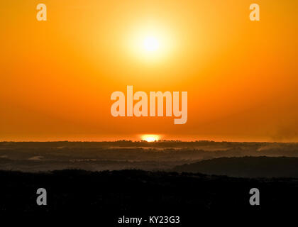 Sonnenuntergang wie aus Verna Plateau in Goa, Indien gesehen. Stockfoto