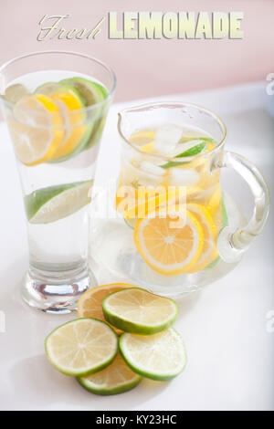 Retro Werbung mit zitronenscheibe und ein Glas frische Limonade. Stockfoto