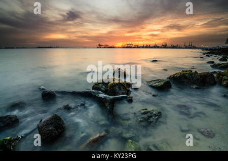 Singapurs Pasir Panjang Port als Blick von der Insel Sentosa. Der Hafen von Singapur hat eine wichtige Rolle bei der Gestaltung der Wirtschaft des Landes gespielt. Stockfoto