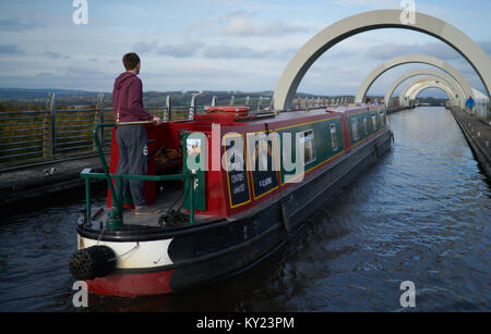 Schiff auf dem Union Canal nähert sich das Falkirk Wheel, Schottland, Großbritannien. Stockfoto