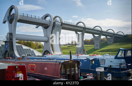 Lastkähne aufgereiht vor dem Falkirk Wheel, Schottland, Großbritannien. Stockfoto