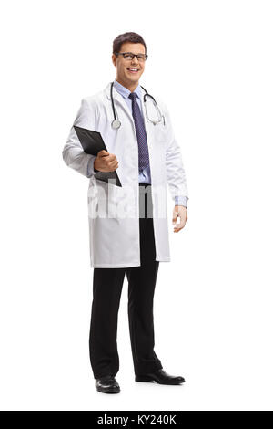 In voller Länge Porträt von einem Arzt mit einer Zwischenablage auf weißem Hintergrund Stockfoto