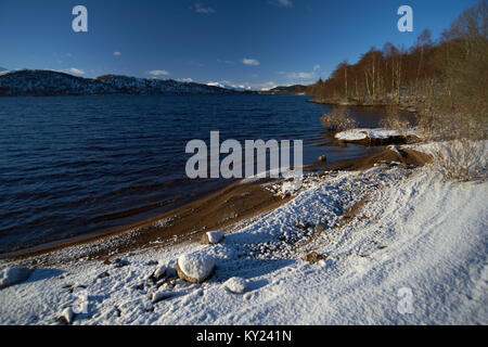 Schnee Strand am Ufer des Loch Rannoch Schottland.de. Stockfoto