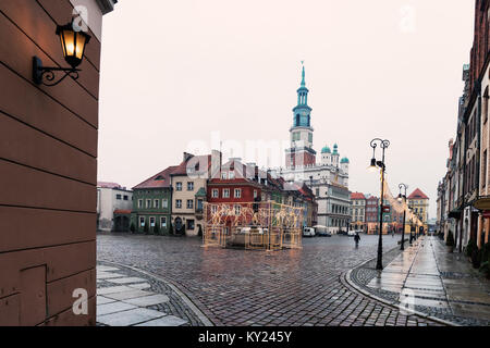 POZNAN, Polen - Januar 11, 2018: Bunte alte Häuser und alte Rathaus im Alten Markt, Posen, Polen Stockfoto