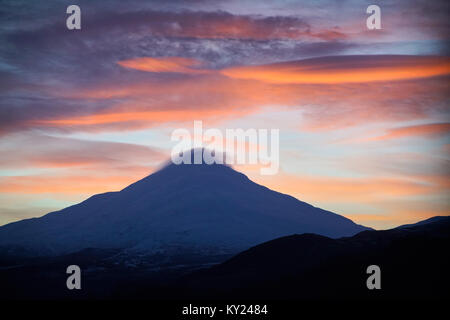 Winter Sonnenaufgang über Schiehallion von Kinloch Rannoch, Schottland. Stockfoto