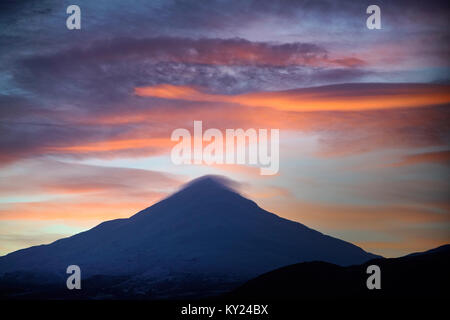 Winter Sonnenaufgang über Schiehallion von Kinloch Rannoch, Schottland. Stockfoto