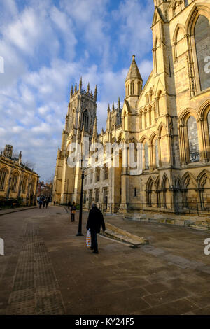 Die Südseite des York Minster gesehen vom Münster Hof. Stockfoto