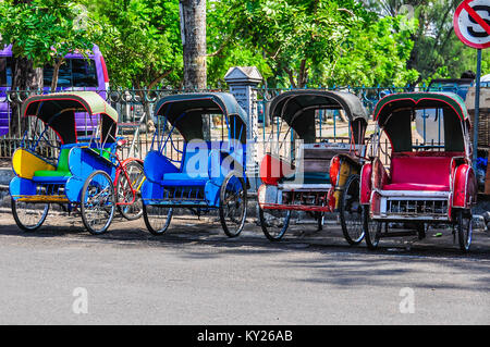 Frau auf dem Textilmarkt in Solo auf der Insel Java, Indonesien Stockfoto