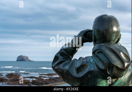 Life size Statue, die Watcher, von Kenny Hunter, bei Scottish Seabird Centre. Mann am Bass Rock Blick durch ein Fernglas, North Berwick, Schottland, Großbritannien Stockfoto