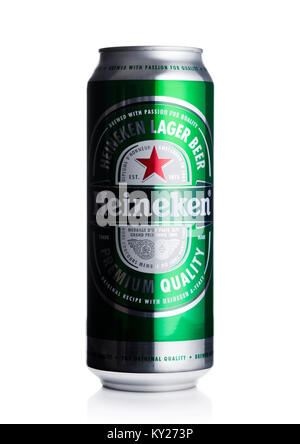 LONDON, Großbritannien - 02 Januar, 2018: Aluminium kann von Heineken Lagerbier auf weißem Hintergrund. Heineken ist das Flaggschiff der Heineken International Stockfoto