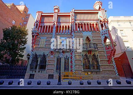 Blick auf die Casa Vicens Museum, in einem denkmalgeschützten Haus, entworfen vom Architekten Antoni Gaudi in Barcelona, Katalonien. Stockfoto