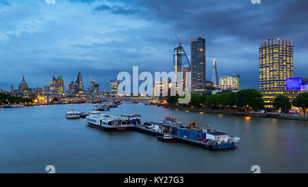 Blaue Stunde Blick auf die City von London mit St. Paul und der Thames im Vordergrund von Waterloo Bridge Stockfoto
