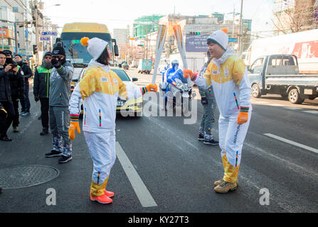 Incheon, Südkorea. 12. Januar 2017. Shizuka Arakawa, Jan 12, 2018: shizuka Arakawa (L), japanische Eiskunstläuferin Wer ist der Olympiasieger 2006 und Weltmeister 2004 besucht einen Fackellauf der olympischen Winterspiele 2018 PyeongChang, in Incheon, westlich von Seoul, Südkorea. Quelle: Lee Jae-Won/LBA/Alamy leben Nachrichten Stockfoto