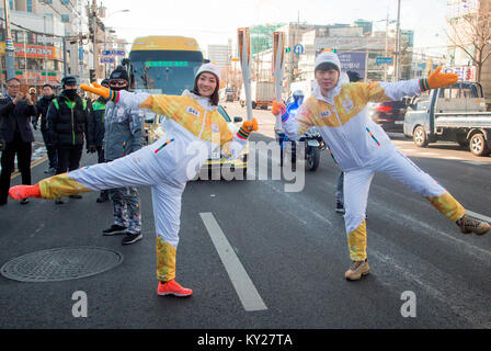 Incheon, Südkorea. 12. Januar 2017. Shizuka Arakawa, Jan 12, 2018: shizuka Arakawa (L), japanische Eiskunstläuferin Wer ist der Olympiasieger 2006 und Weltmeister 2004 besucht einen Fackellauf der olympischen Winterspiele 2018 PyeongChang, in Incheon, westlich von Seoul, Südkorea. Quelle: Lee Jae-Won/LBA/Alamy leben Nachrichten Stockfoto