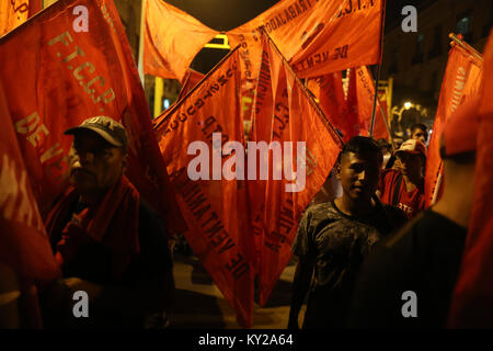 Lima, Peru. 29 Dez, 2017. Demonstranten gesehen Holding flags während eines Protestes gegen die Begnadigung durch peruanische Präsident Pedro Pablo Kuczynski, ehemaliger Präsident Alberto Fujimori in Lima. Credit: Juan Vita/SOPA/ZUMA Draht/Alamy leben Nachrichten Stockfoto