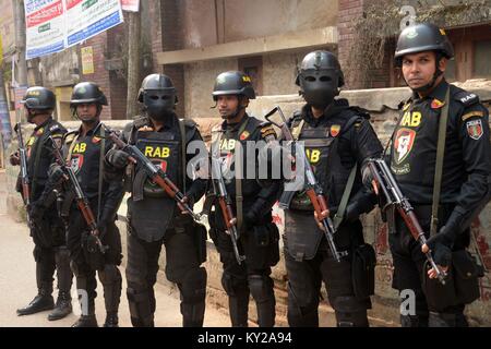 Dhaka, Bangladesch. 12 Jan, 2018. Mitglieder des Rapid Action Battalion in Dhaka, der Hauptstadt von Bangladesch, Jan. 12, 2018 gesehen. Drei Aktivisten wurden am Freitag morgen in einem Raid, die von der Bangladesh anti-crime Elite Force auf ein militantes Versteck in der Nähe von Premierministerin Sheikh Hasina's Büro in der Hauptstadt Dhaka getötet. Credit: Salim Reza/Xinhua/Alamy leben Nachrichten Stockfoto