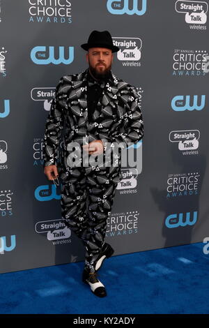 Beverly Hills, USA. 11 Jan, 2018. Chris Sullivan besucht die 23. jährliche Critics' Choice Awards auf der Barker Hangar in Santa Monica, Los Angeles, USA, am 11. Januar 2018. Credit: Hubert Boesl - KEINE LEITUNG SERVICE-Credit: Hubert Boesl/dpa/Alamy leben Nachrichten Stockfoto