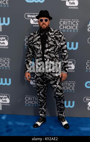 Beverly Hills, USA. 11 Jan, 2018. Chris Sullivan besucht die 23. jährliche Critics' Choice Awards auf der Barker Hangar in Santa Monica, Los Angeles, USA, am 11. Januar 2018. Credit: Hubert Boesl - KEINE LEITUNG SERVICE-Credit: Hubert Boesl/dpa/Alamy leben Nachrichten Stockfoto