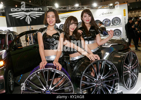 Chiba, Japan. 12. Januar 2018. Stand Assistenten posieren für ein Foto an der Tokyo Auto Salon 2018 Am 12. Januar 2018, Chiba, Japan. Tokyo Auto Salon ist einer der größten Automobil Ausstellungen, darunter auch die neuesten technologischen Lösungen und Produkte Autos anpassen. Die Show läuft von Januar 12 bis 14 in Makuhari Messe International Convention Complex. Credit: Rodrigo Reyes Marin/LBA/Alamy leben Nachrichten Stockfoto