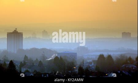 Glasgow, Schottland, Großbritannien, 12. Januar.de Wetter: Morgenröte beginnen zu einem nebligen Morgen mit dem Versprechen an einem sonnigen Tag über den Süden von Glasgow. Credit: Gerard Fähre / alamy Leben Nachrichten Stockfoto