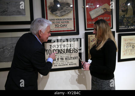 London, Großbritannien. 12 Jan, 2018. Die London Art Antiquitäten & Interieur Messe ihre Türen öffnen sich heute an der London Excel-Center, in dem über 80 Spezialisten Antiquitätenhändler, präsentieren über 30.000 Einzelstücke. Unter den begehrtesten Lagen nach Reihen ist die persönliche Sammlung von Maurice Collins, Wissen britischen Sammler und Autor mehrerer Bücher über das ungewöhnliche Sammlerstücke und bizarren Erfindungen, präsentieren über 50 Kriegpropaganda Poster aus dem Zweiten Weltkrieg ein @Paul Quezada - Neiman/Alamy Leben Nachrichten. Credit: Paul Quezada-Neiman/Alamy leben Nachrichten Stockfoto