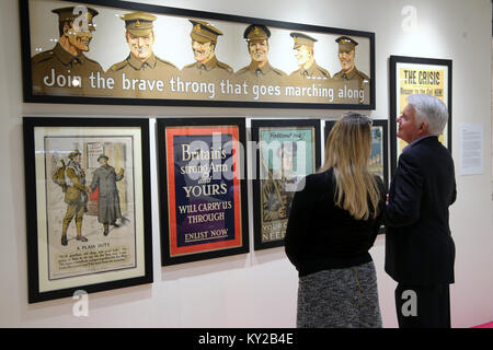 London, Großbritannien. 12 Jan, 2018. Die London Art Antiquitäten & Interieur Messe ihre Türen öffnen sich heute an der London Excel-Center, in dem über 80 Spezialisten Antiquitätenhändler, präsentieren über 30.000 Einzelstücke. Unter den begehrtesten Lagen nach Reihen ist die persönliche Sammlung von Maurice Collins, Wissen britischen Sammler und Autor mehrerer Bücher über das ungewöhnliche Sammlerstücke und bizarren Erfindungen, präsentieren über 50 Kriegpropaganda Poster aus dem Zweiten Weltkrieg ein @Paul Quezada - Neiman/Alamy Leben Nachrichten. Credit: Paul Quezada-Neiman/Alamy leben Nachrichten Stockfoto