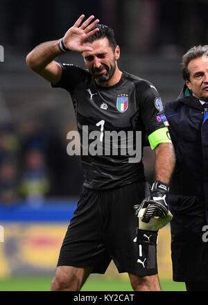 Peking, Italien. 13 Nov, 2017. Gianluigi Buffon von Italien reagiert, nachdem das zweite Bein der Wm 2018 Qualifikationsspiele Entscheidungsspiel zwischen Italien und Schweden in Mailand, Italien, November 13, 2017. Das Spiel endete 0:0. Schweden war für die letzte Phase der FIFA WM 2018 mit 1-0 auf die aggregierte qualifiziert. Credit: Alberto Lingria/Xinhua/Alamy leben Nachrichten Stockfoto