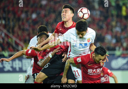 Peking, Guangdong Provinz Chinas. 1 Apr, 2017. Yu Hai (2. R) von Shanghai SIPG Mias mit Li Xuepeng (C) von Guangzhou Evergrande während Ihrer 2017 Chinese Football Association Super League Match in Guangzhou, der Hauptstadt der Provinz Guangdong im Süden Chinas, 1. April 2017. Credit: Liu Dawei/Xinhua/Alamy leben Nachrichten Stockfoto