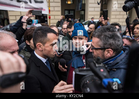 Turin, Piemont, Italien. 12 Jan, 2018. Turin, Italy-January 12, 2018: Luigi Di Maio M5S kehrt Gehälter Berater der AIB freiwillige Waldbrandbekämpfung Gremien des Piemont vor dem Palazzo della Regione in Piazza Castello in Turin, Italien Quelle: Stefano Guidi/ZUMA Draht/Alamy leben Nachrichten Stockfoto