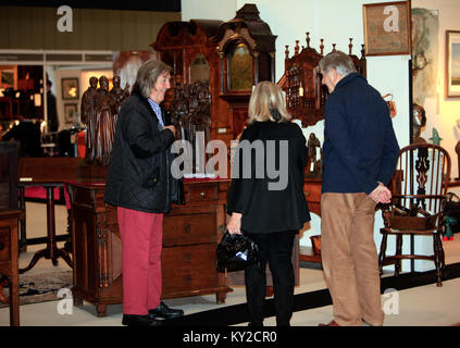 Ondon, UK. 12 Jan, 2018. Kunst Antiquitäten & Interieur Messe mit einer Reihe von eklektischen Stil zu erfüllen jeden Anspruch, von antiken Möbeln, Keramik, Glas, Gemälde, Schmuck und Textilien aus mehr als 100 Fachhändler, für diese 3 Tage Messe auf der London Excel Centre @ Paul Quezada-Neiman/Alamy Live News Credit: Paul Quezada-Neiman/Alamy Leben Nachrichten gesammelt Stockfoto