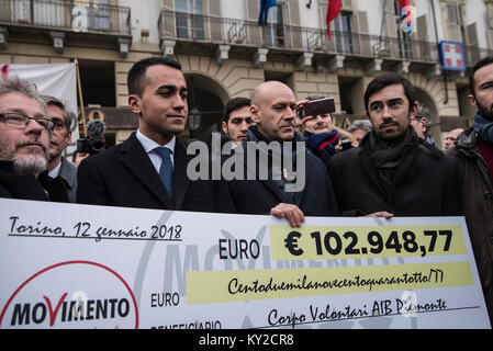 Turin, Piemont, Italien. 12 Jan, 2018. Turin, Italy-January 12, 2018: Luigi Di Maio M5S kehrt Gehälter Berater der AIB freiwillige Waldbrandbekämpfung Gremien des Piemont vor dem Palazzo della Regione in Piazza Castello in Turin, Italien Quelle: Stefano Guidi/ZUMA Draht/Alamy leben Nachrichten Stockfoto