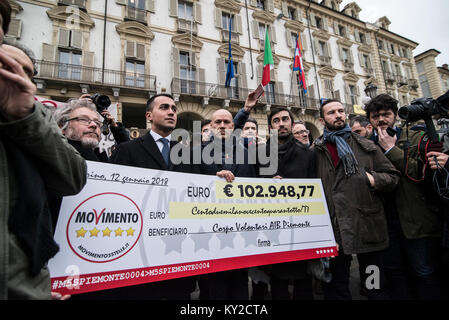 Turin, Piemont, Italien. 12 Jan, 2018. Turin, Italy-January 12, 2018: Luigi Di Maio M5S kehrt Gehälter Berater der AIB freiwillige Waldbrandbekämpfung Gremien des Piemont vor dem Palazzo della Regione in Piazza Castello in Turin, Italien Quelle: Stefano Guidi/ZUMA Draht/Alamy leben Nachrichten Stockfoto