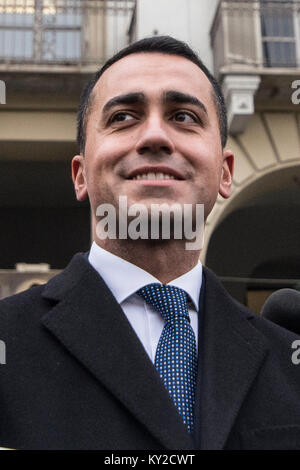 Turin, Piemont, Italien. 12 Jan, 2018. Turin, Italy-January 12, 2018: Luigi Di Maio M5S kehrt Gehälter Berater der AIB freiwillige Waldbrandbekämpfung Gremien des Piemont vor dem Palazzo della Regione in Piazza Castello in Turin, Italien Quelle: Stefano Guidi/ZUMA Draht/Alamy leben Nachrichten Stockfoto