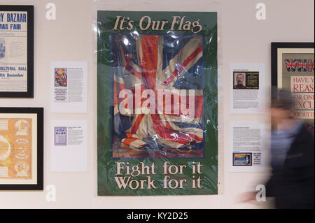 ExCel, London, UK. 12. Januar 2018. Hinter den Kulissen, die Einrichtung der 3 Tag London Kunst, Antiquitäten & Interieur Messe, die bringt zusammen 60 Fachhändler präsentieren über 30.000 ungewöhnliche und wünschenswerte Elemente von klassisch bis modern. Maurice Collins stellt seine unglaubliche Sammlung von Weltkrieg 1 Poster und Erinnerungsstücke 100 Jahre seit dem Ende des Großen Krieges zu gedenken. Credit: Malcolm Park/Alamy Leben Nachrichten. Stockfoto