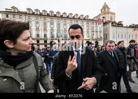 Turin, Piemont, Italien. 12 Jan, 2018. Turin, Italy-January 12, 2018: Luigi Di Maio M5S kehrt Gehälter Berater der AIB freiwillige Waldbrandbekämpfung Gremien des Piemont vor dem Palazzo della Regione in Piazza Castello in Turin, Italien Quelle: Stefano Guidi/ZUMA Draht/Alamy leben Nachrichten Stockfoto