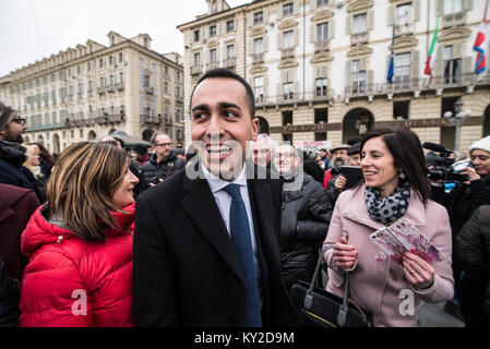 Turin, Piemont, Italien. 12 Jan, 2018. Turin, Italy-January 12, 2018: Luigi Di Maio M5S kehrt Gehälter Berater der AIB freiwillige Waldbrandbekämpfung Gremien des Piemont vor dem Palazzo della Regione in Piazza Castello in Turin, Italien Quelle: Stefano Guidi/ZUMA Draht/Alamy leben Nachrichten Stockfoto